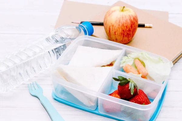 午餐盒蔬菜和面包切片健康学校午餐在木桌上 — 图库照片