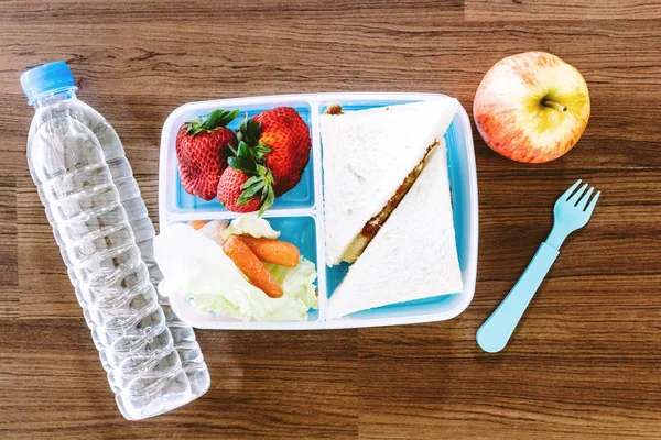 Öğle Yemeği Kutusu Ahşap Masa Bir Sağlıklı Okul Öğle Yemeği — Stok fotoğraf