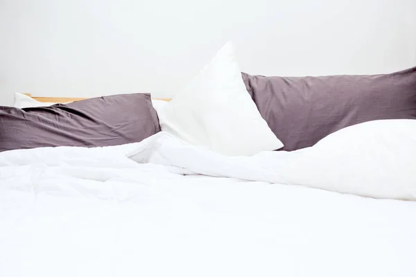 Грязная Кровать Белые Простыни Подушка — стоковое фото