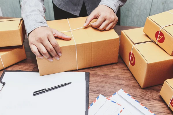 Entrega Homem Segurando Caixa Papelão Para Entrega — Fotografia de Stock