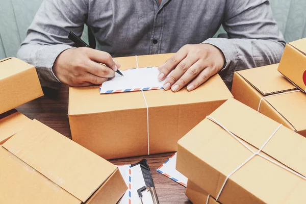 Teslimatçı'dır karton kutu üzerinde yazma