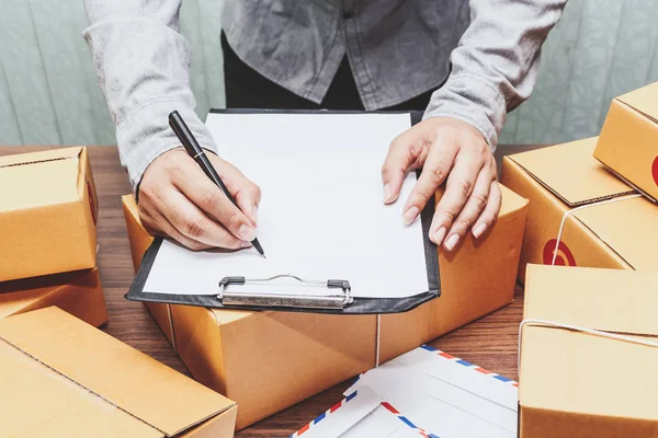 Entrega Homem Escrevendo Área Transferência Com Caixa Papelão — Fotografia de Stock