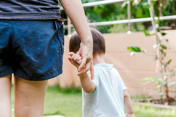 Mother Holding Toddler Hand Park — Stock Photo, Image