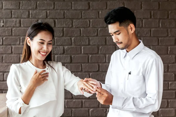 Man Giving Ring Gift Female — Stock Photo, Image