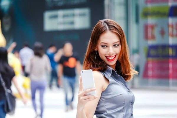 Portrait Jeune Femme Utilisant Smartphone Dans Rue — Photo