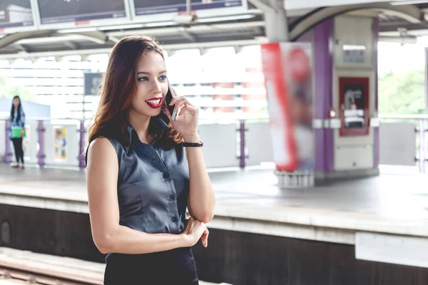 Giovane Donna Possesso Smartphone Piedi Alla Stazione Ferroviaria — Foto Stock