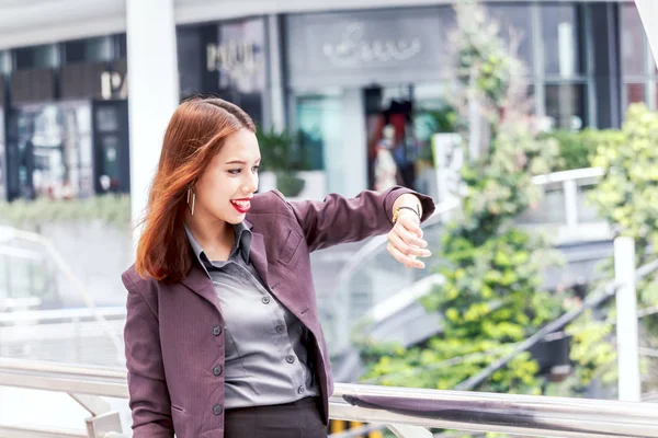 Mujer Negocios Mirando Reloj Edificio Oficinas — Foto de Stock