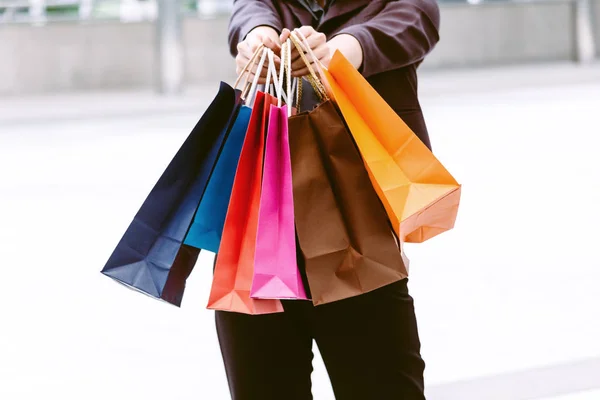 Woman Holding Shopping Bag Walking Street — Stock Photo, Image