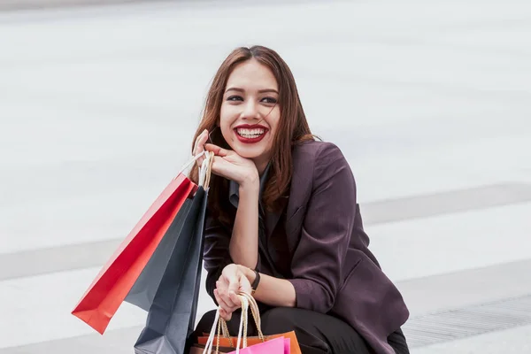 Woman Holding Shopping Bag Walking Street — Stock Photo, Image