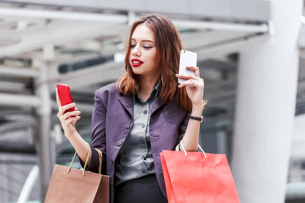 Mulher Segurando Saco Compras Andando Rua — Fotografia de Stock