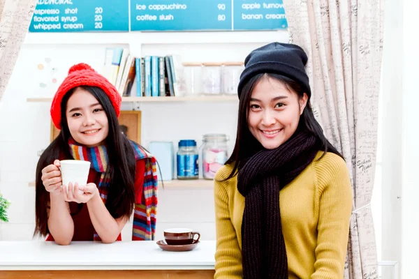 Dva Mladí Vysokoškoláci Šálky Kávy Kavárně — Stock fotografie