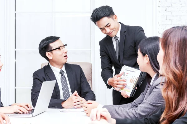 Gruppe Von Geschäftsleuten Trifft Sich Büro — Stockfoto