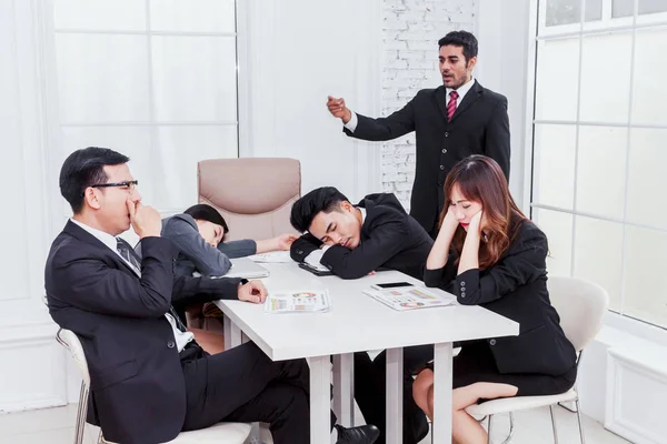 一群在会议上睡觉的商务人士 — 图库照片