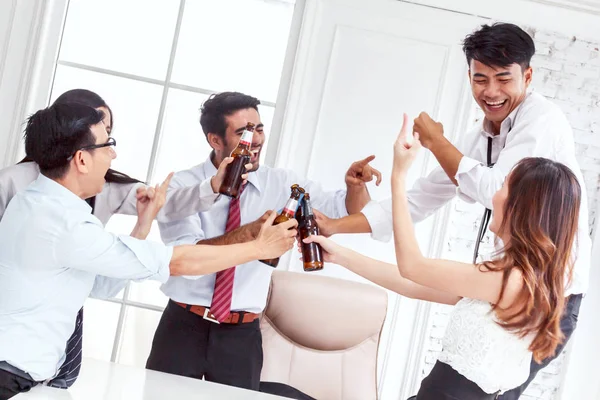 Group Business People Professionals Successful Drink Beers Office — Stock Photo, Image