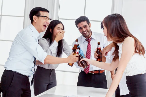 Groep Van Zakelijke Mensen Professionals Succesvol Drankje Bieren Kantoor — Stockfoto