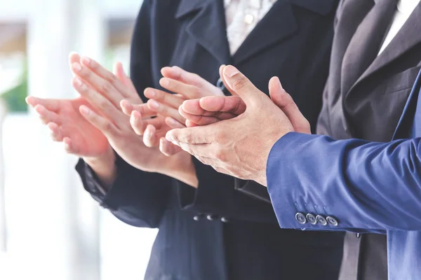 Gli Uomini Affari Applaudono Alla Riunione — Foto Stock