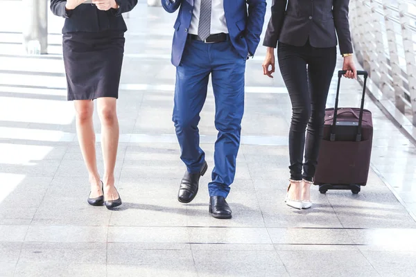 Pessoas Negócios Caminhando Com Bagagem — Fotografia de Stock