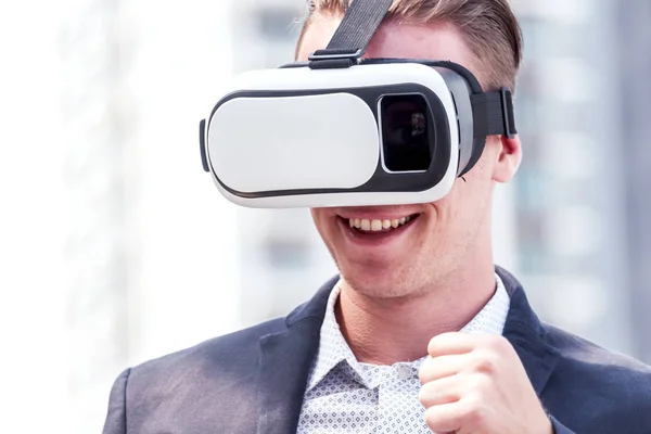 Joven Disfrutar Con Gafas Realidad Virtual — Foto de Stock