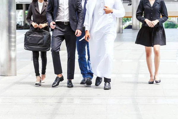 Grup iş adamları street yürüyüş