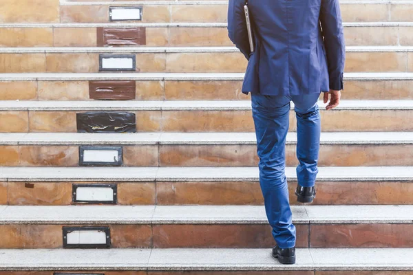 Empresário Subindo Escadas — Fotografia de Stock