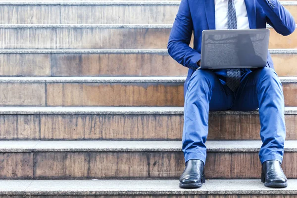 Homem Negócios Sentado Nas Escadas Usando Laptop — Fotografia de Stock