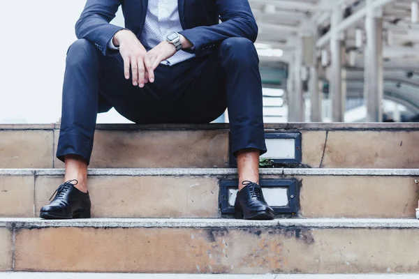 Merdivenlerde oturan yakışıklı adam