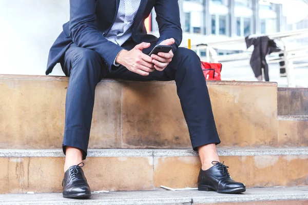 Affärsman Använder Smartphone Sittande Trappan — Stockfoto