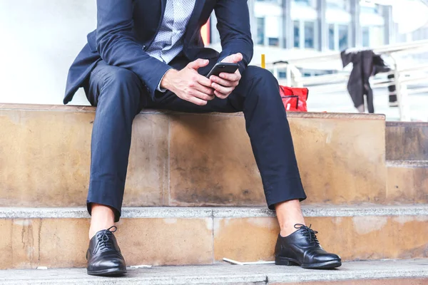 Zakenman Gebruiken Smartphone Zittend Trap — Stockfoto