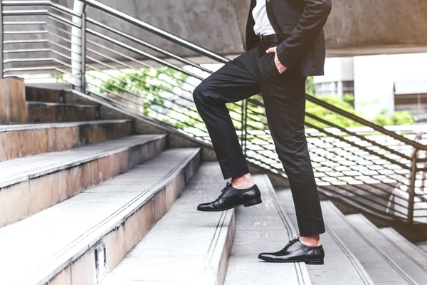 Empresário Subindo Escadas — Fotografia de Stock