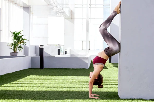 Kadın parkta - sağlıklı yaşam tarzı Yoga uygulamak