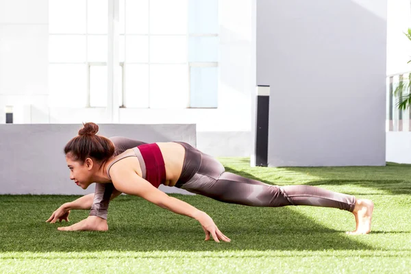 Mujer Practicando Yoga Parque Vida Saludable — Foto de Stock