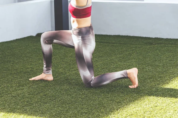 Mujer Practicando Yoga Parque Vida Saludable — Foto de Stock