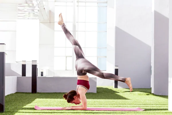 Mujer Practicando Yoga Parque Vida Saludable — Foto de Stock