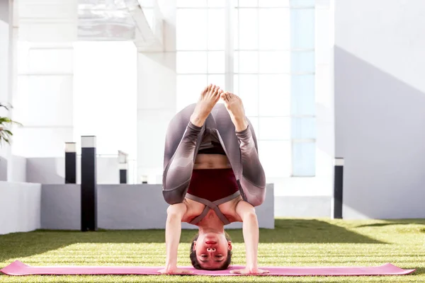 Mujer Practicando Yoga Parque Vida Saludable — Foto de Stock