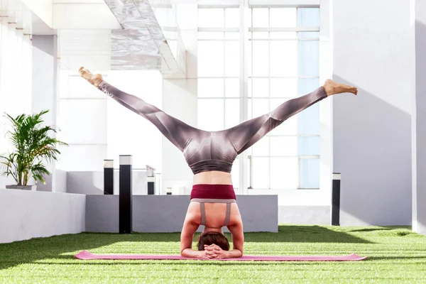 Mujer Practicando Yoga Parque Vida Saludable — Foto de Stock