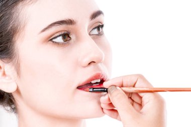 Güzel kadın kırmızı dudak parlatıcısı uygulayarak stilist