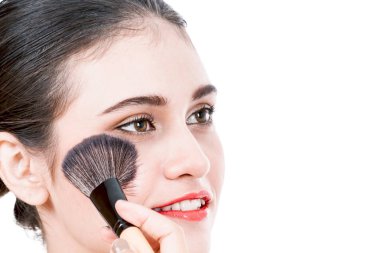 Güzel kadın allık uygulayarak stilist