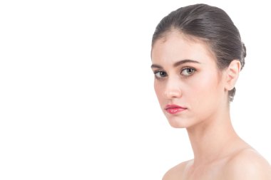 güzel bir kadın yüzü üzerinde beyaz izole