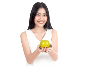 Beyaz arka plan üzerinde izole bir elma tutan güzel kadın