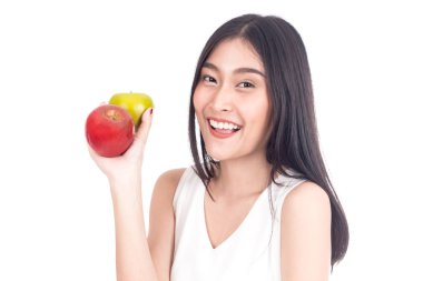 Beyaz arka plan üzerinde izole bir elma tutan güzel kadın