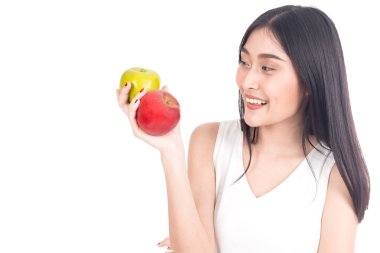 Beyaz arka plan üzerinde izole bir elma tutan güzel kadın