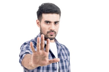 Yakışıklı adam beyaz arka plan üzerinde izole kırmızı yapma