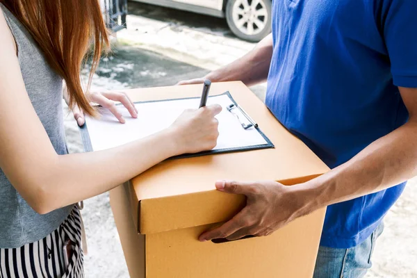 Mulher Colocando Assinatura Área Transferência Caixa Papelão Com Homem Entrega — Fotografia de Stock