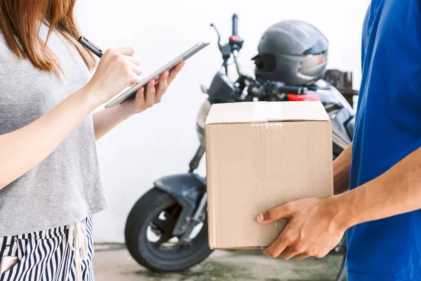 Woman Putting Signature Tablet Cardboard Box Delivery Man — Stock Photo, Image