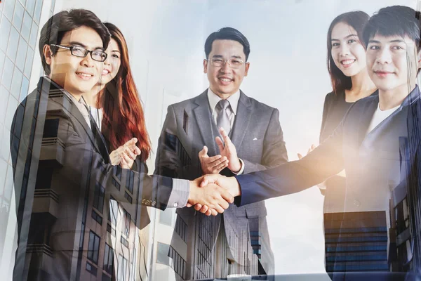 Händedruck Von Geschäftspartnern Auf Verschwommenem Bürogebäude Hintergrund Doppelbelichtungsfoto — Stockfoto