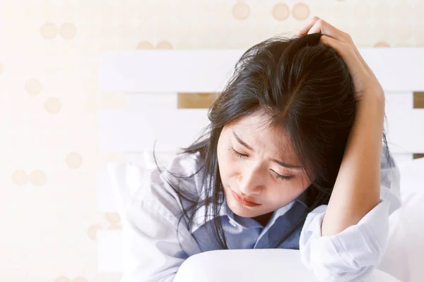 Депрессивная Женщина Плачет Своей Кровати — стоковое фото