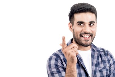 Beyaz arka plan üzerinde izole genç düşünen adam portresi