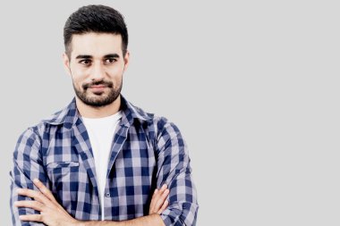 Gri arka plan üzerinde kopya alanı ile gülümseyen yakışıklı adam portresi