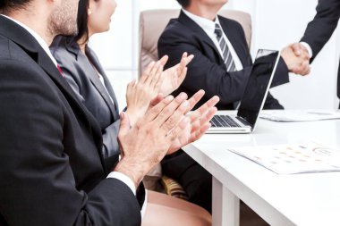 İş adamları alkışlar eller toplantıda