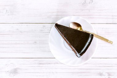 Tahta masada çikolatalı kek.